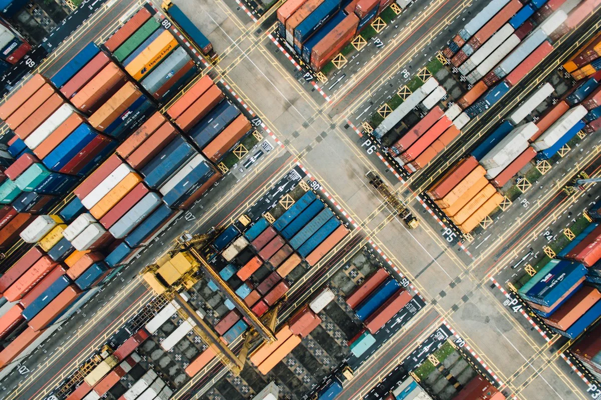 Vista aérea de contenedores de carga
