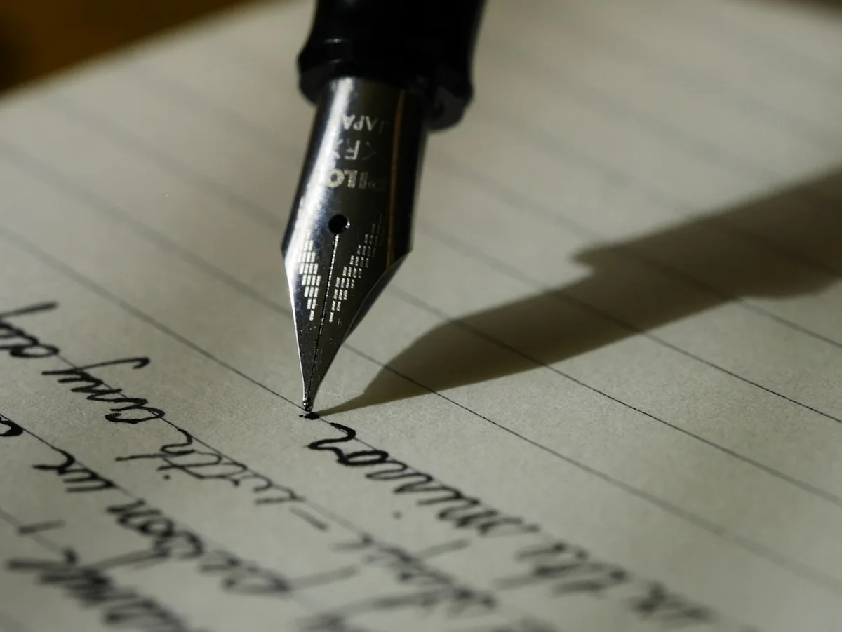 Pluma y documento escrito