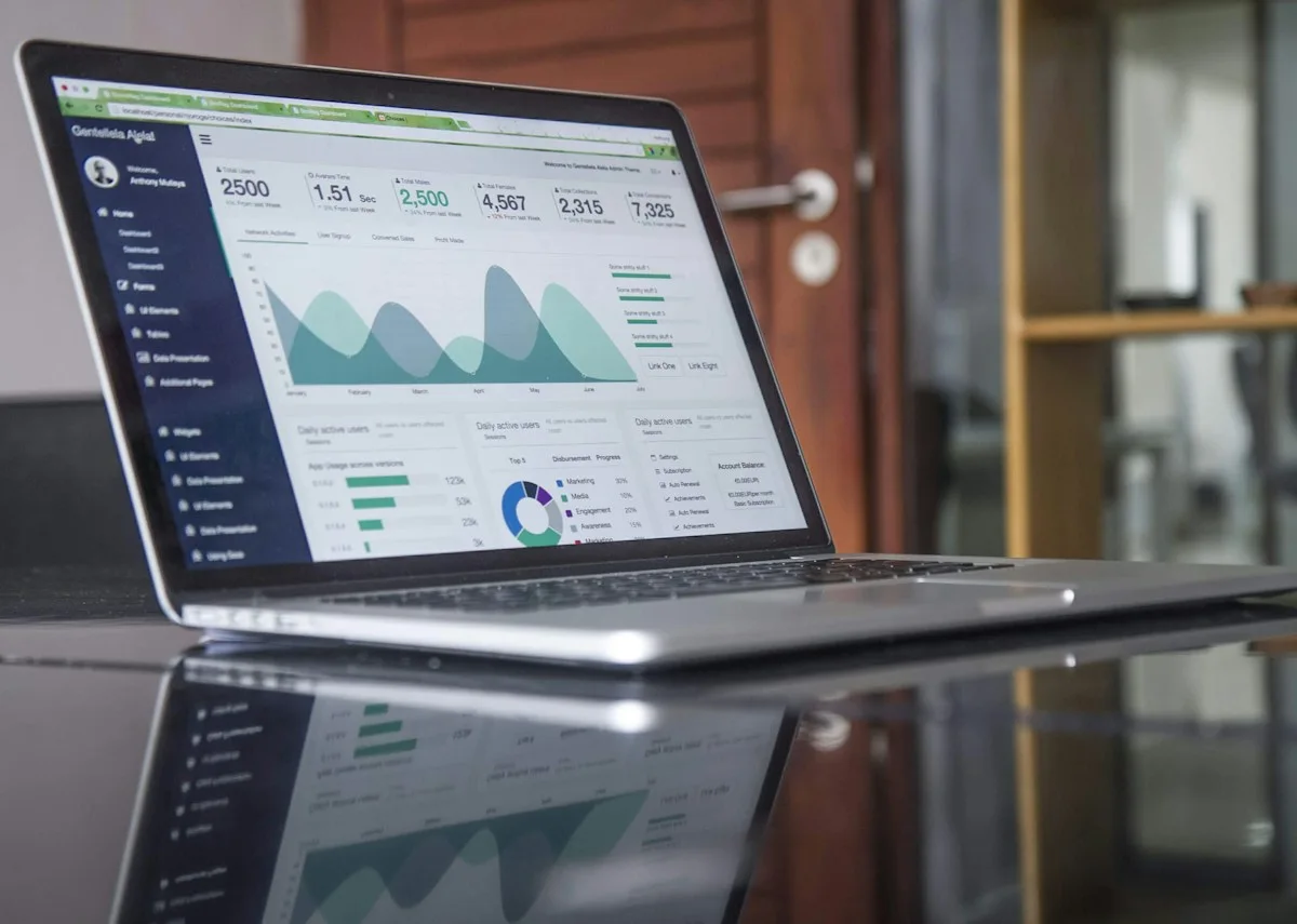 Computador con información de gestión comercial