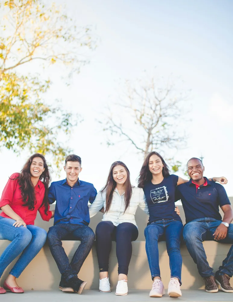 Grupo de personas en un encuentro al aire libre