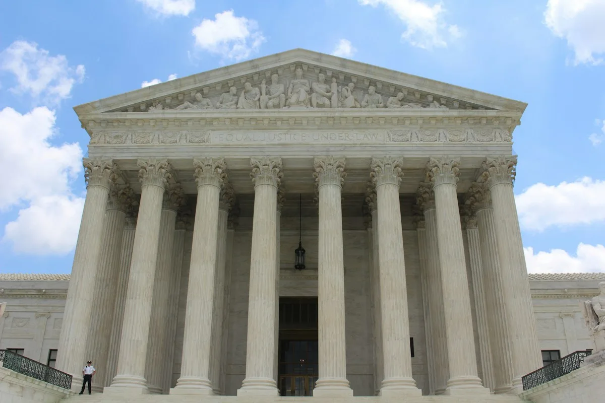 Fachada de un edificio judicial de columnas clásicas