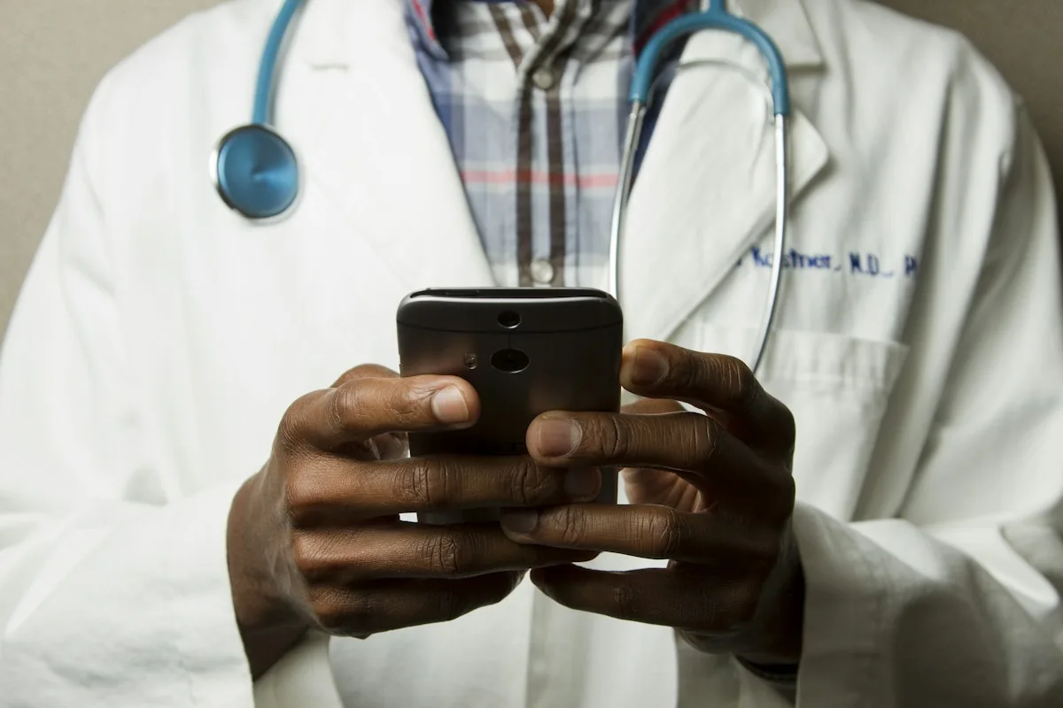 Profesional de salud consultando un dispositivo