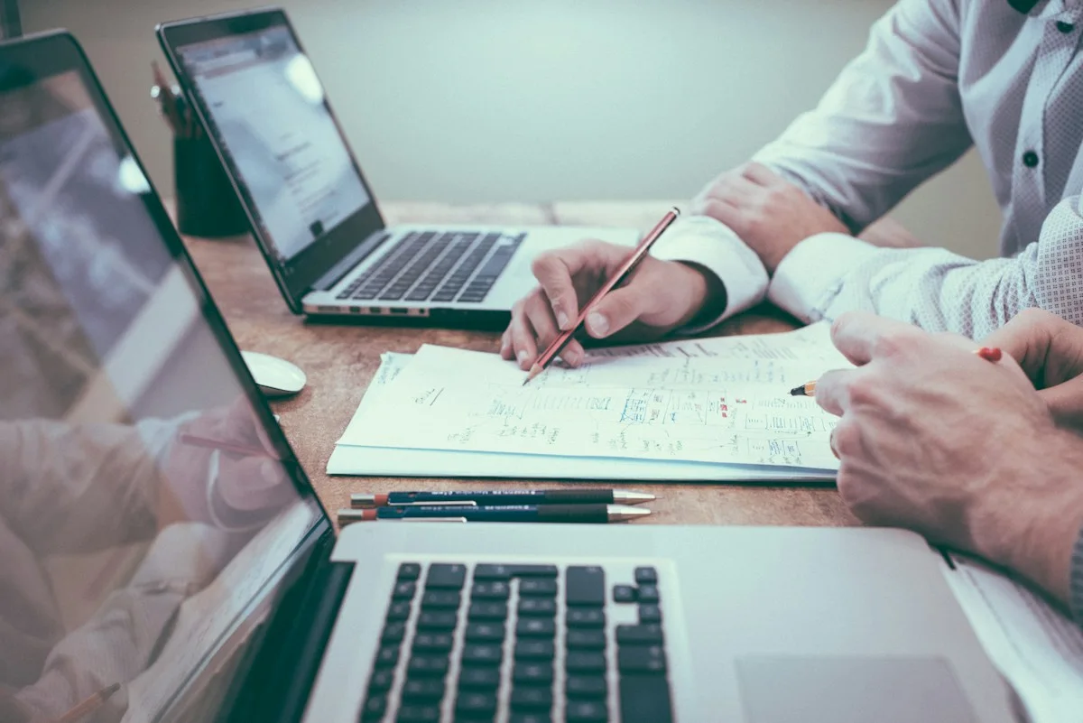 Personas revisando documentación en una mesa