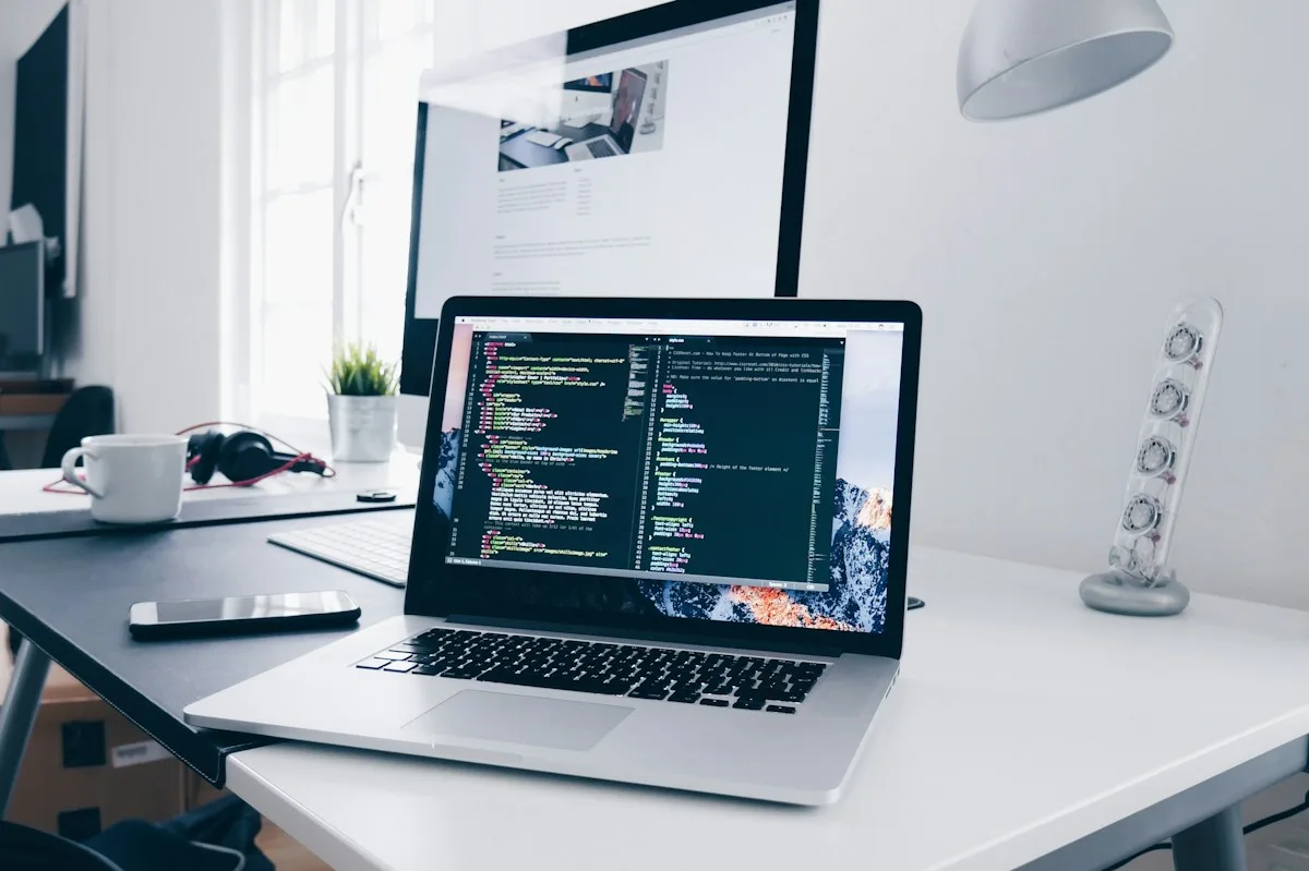 Computador con herramientas de desarrollo de software